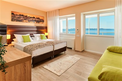 Hotel Pinija - Chorvatsko, Petrčane, Hotel Pinija- pokoj typu Premium Family, balkon, moře