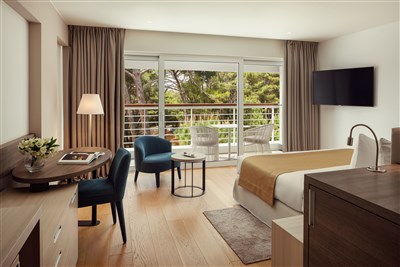 Hotel Bellevue - Chorvatsko, ostrov Lošinj, Mali Lošinj, hotel Bellevue-pokoj superior, balkon, park