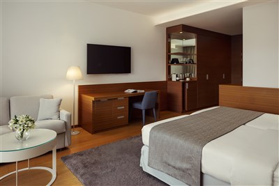 Hotel Bellevue - Chorvatsko, ostrov Lošinj, Mali Lošinj, hotel Bellevue-pokoj deluxe, balkon, park