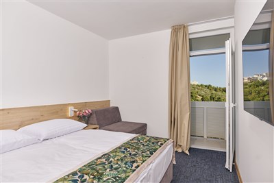 Hotel Colentum - Chorvatsko, ostrov Murte, hotel Colentum - pokoj s balkonem, pohled na park