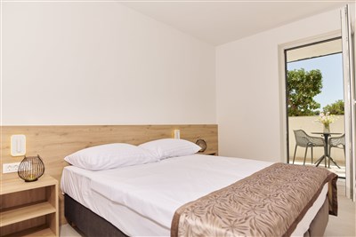 Hotel Colentum - Chorvatsko, ostrov Murte, hotel Colentum - pokoj s balkonem, pohled na park