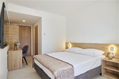 Hotel Colentum - Chorvatsko, ostrov Murte, hotel Colentum - pokoj s balkonem, pohled na park