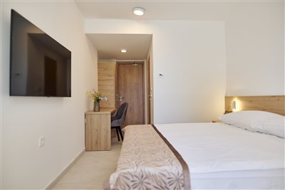 Hotel Colentum - Chorvatsko, ostrov Murte, hotel Colentum - pokoj s balkonem, pohled na park