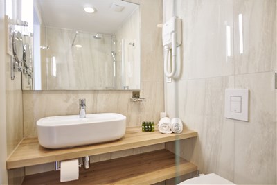 Hotel Colentum - Chorvatsko, ostrov Murte, hotel Colentum - pokoj s balkonem, pohled na park