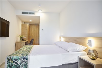 Hotel Colentum - Chorvatsko, ostrov Murte, hotel Colentum - pokoj s balkonem, pohled na moře